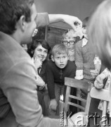 Listopad 1975, Warszawa, Polska.
Zabawa andrzejkowa, lanie wosku.
Fot. Jarosław Tarań, zbiory Ośrodka KARTA [75-42]
 
