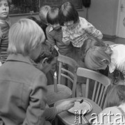 Listopad 1975, Warszawa, Polska.
Zabawa andrzejkowa, lanie wosku.
Fot. Jarosław Tarań, zbiory Ośrodka KARTA [75-42]
 
