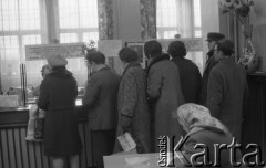 1.03.1975, Warszawa, Polska.
Kolejka do okienka na poczcie.
Fot. Jarosław Tarań, zbiory Ośrodka KARTA [75-233]
 
