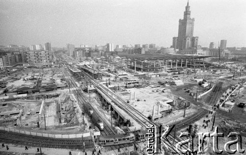 4.04.1975, Warszawa, Polska.
Dworzec Centralny w budowie, z prawej Pałac Kultury i Nauki.
Fot. Jarosław Tarań, zbiory Ośrodka KARTA [75-32]
 
