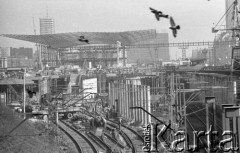 25.02.1975, Warszawa, Polska.
Dworzec Centralny w budowie, stalowa konstrukcja dachu.
Fot. Jarosław Tarań, zbiory Ośrodka KARTA [75-23]
 
