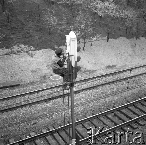 9.04.1975, Warszawa, Polska.
Malowanie urządzeń sygnalizacyjnych na kolei.
Fot. Jarosław Tarań, zbiory Ośrodka KARTA [75-7]
 
