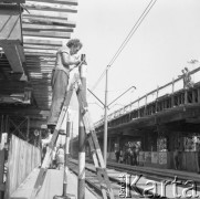 21.07.1975, Warszawa, Polska.
Budowa estakady u zbiegu Alej Jerozolimskich i ulicy Marchlewskiego, przystanek tramwajowy.
Fot. Jarosław Tarań, zbiory Ośrodka KARTA [75-73]
 
