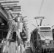 21.07.1975, Warszawa, Polska.
Budowa estakady u zbiegu Alej Jerozolimskich i ulicy Marchlewskiego, tramwaj linii 33 na przystanku.
Fot. Jarosław Tarań, zbiory Ośrodka KARTA [75-73]
 
