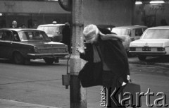 6.01.1975, Warszawa, Polska.
Przechodnie na ulicy w wietrzny dzień.
Fot. Jarosław Tarań, zbiory Ośrodka KARTA [75-29]
 
