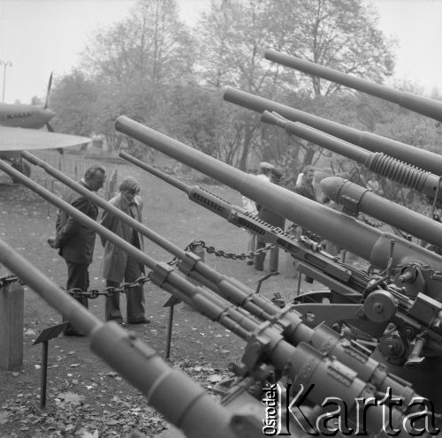 26.10.1975, Warszawa, Polska.
Ekspozycja w Muzeum Wojska Polskiego.
Fot. Jarosław Tarań, zbiory Ośrodka KARTA [75-62a]
 
