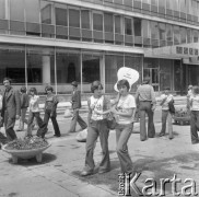 1975, Zakopane, Polska
Dziewczyny z gitarą, w tle hotel.
Fot. Jarosław Tarań, zbiory Ośrodka KARTA [75-54]
 
