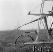 1975, Gorzów Wielkopolski (okolice), Polska
Deszczownia na polu.
Fot. Jarosław Tarań, zbiory Ośrodka KARTA [75-46]
 
