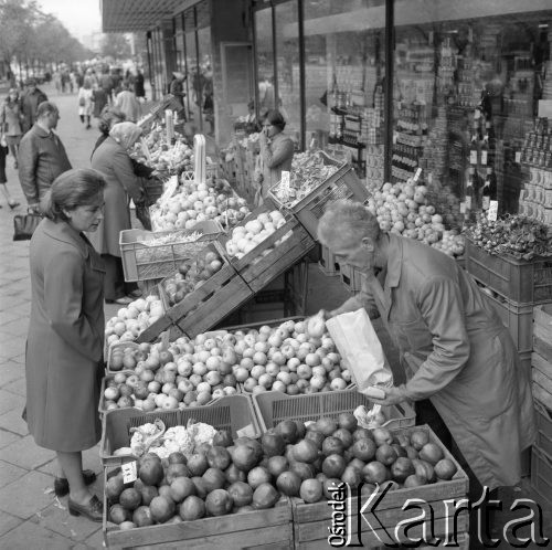 10.11.1975, Warszawa, Polska.
Stragan z owocami przed sklepem przy ulicy Marszałkowskiej.
Fot. Jarosław Tarań, zbiory Ośrodka KARTA [75-38]
 
