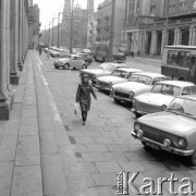 10.11.1975, Warszawa, Polska.
Fragment ulicy Marszałkowskiej, w głębi kościół przy placu Zbawiciela.
Fot. Jarosław Tarań, zbiory Ośrodka KARTA [75-38]
 
