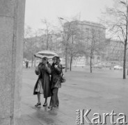 10.11.1975, Warszawa, Polska.
Plac Konstytucji, kobiety pod parasolką.
Fot. Jarosław Tarań, zbiory Ośrodka KARTA [75-38]
 
