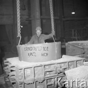 1975, Koluszki, Polska
Pracownik huty metali.
Fot. Jarosław Tarań, zbiory Ośrodka KARTA [75-44]
 
