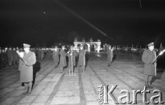 16.01.1975, Warszawa, Polska.
Plac Zwycięstwa, apel poległych w 30 rocznicę wyzwolenia stolicy.
Fot. Jarosław Tarań, zbiory Ośrodka KARTA [75-111]
 
