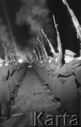 16.01.1975, Warszawa, Polska.
Apel poległych w 30 rocznicę wyzwolenia stolicy, salwy honorowe.
Fot. Jarosław Tarań, zbiory Ośrodka KARTA [75-111]
 
