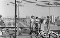 1975, Warszawa, Polska.
Kamera telewizyjna na dachu budynku przy Alejach Jerozolimskich.
Fot. Jarosław Tarań, zbiory Ośrodka KARTA [75-98]
 
