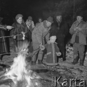23.12.1975, Polska
Pieczenie kiełbasek przy ognisku po polowaniu na zające.
Fot. Jarosław Tarań, zbiory Ośrodka KARTA [75-254]
 
