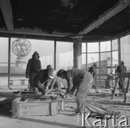 17.11.1975, Warszawa, Polska.
Centralny Tom Towarowy po pożarze, prace remontowe.
Fot. Jarosław Tarań, zbiory Ośrodka KARTA [75-90]
 
