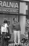 1975, Warszawa, Polska.
Franciszek Starowieyski i ekipa telewizyjna Studia 202 podczas rzeźbiarskiego happeningu.
Fot. Jarosław Tarań, zbiory Ośrodka KARTA [75-110]
 
