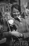 1975, Krościenko k/Szczawnicy, Polska
Artystka i drewniana figurka w kubraczku.
Fot. Jarosław Tarań, zbiory Ośrodka KARTA [75-103]
 
