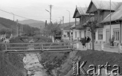 1975, Krościenko k/Szczawnicy, Polska
Fragment miasteczka, drewniane mosty, w tle góry.
Fot. Jarosław Tarań, zbiory Ośrodka KARTA [75-103]
 
