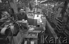 15.01.1975, Warszawa, Polska.
Warszawskie Zakłady Telewizyjne, hala produkcyjna.
Fot. Jarosław Tarań, zbiory Ośrodka KARTA [75-92]
 
