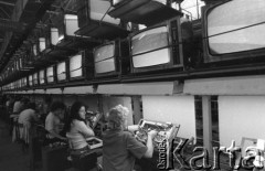 15.01.1975, Warszawa, Polska.
Warszawskie Zakłady Telewizyjne, linia produkcyjna.
Fot. Jarosław Tarań, zbiory Ośrodka KARTA [75-92]
 
