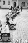 12.04.1975, Warszawa, Polska.
Rynek Starego Miasta, ławki i spacerowicze.
Fot. Jarosław Tarań, zbiory Ośrodka KARTA [75-199]
 
