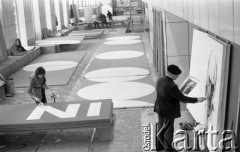 12.04.1975, Warszawa, Polska.
Przygotowania do obchodów 1 Maja, pracownia plastyczna, wyrób dekoracji.
Fot. Jarosław Tarań, zbiory Ośrodka KARTA [75-199]
 
