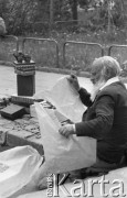 1975, Zakopane, Polska
Gubałówka, sprzedawca pamiątek.
Fot. Jarosław Tarań, zbiory Ośrodka KARTA [75-216]
 
