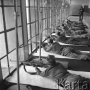 1975, Wrocław, Polska
Wyższa Oficerska Szkoła Wojsk Zmechanizowanych, ćwiczenia na strzelnicy.
Fot. Jarosław Tarań, zbiory Ośrodka KARTA [75-109]
 
