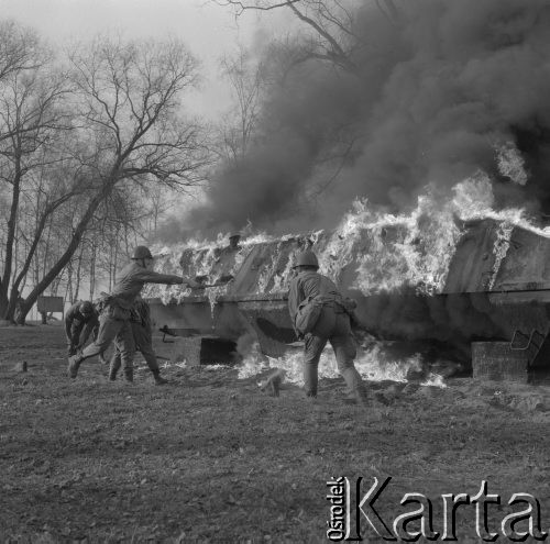 1975, Wrocław, Polska
Wyższa Oficerska Szkoła Wojsk Zmechanizowanych, ćwiczenia.
Fot. Jarosław Tarań, zbiory Ośrodka KARTA [75-108]
 
