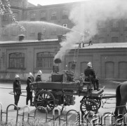 13.05.1975, Łódź, Polska
Pokazy sprzętu pożarniczego dawnego i współczesnego, zabytkowy wóz strażacki.
Fot. Jarosław Tarań, zbiory Ośrodka KARTA [75-106]
 
