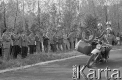 18.09.1975, Iwiczna k/Piaseczna, Polska
Oficerska Szkoła Ruchu Drogowego MO, pokazy jazdy na motocyklu.
Fot. Jarosław Tarań, zbiory Ośrodka KARTA [75-86]
 
