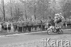 18.09.1975, Iwiczna k/Piaseczna, Polska
Oficerska Szkoła Ruchu Drogowego MO, pokazy jazdy na motocyklu.
Fot. Jarosław Tarań, zbiory Ośrodka KARTA [75-86]
 
