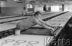 10.07.1975, Milanówek, Polska
Zakłady Jedwabnicze, hala produkcyjna, drukowanie jedwabiu.
Fot. Jarosław Tarań, zbiory Ośrodka KARTA [75-215]
 
