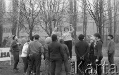 23.02.1975, Warszawa, Polska.
Fort Traugutta, ścieżka zdrowia.
Fot. Jarosław Tarań, zbiory Ośrodka KARTA [75-214]
 
