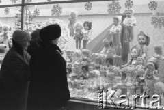 14.12.1975, Warszawa, Polska.
Przedświąteczna wystawa sklepu z zabawkami.
Fot. Jarosław Tarań, zbiory Ośrodka KARTA [75-312]
 
