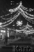 14.12.1975, Warszawa, Polska.
Pasaż Wiecha, dekoracje świąteczne, iluminacje.
Fot. Jarosław Tarań, zbiory Ośrodka KARTA [75-312]
 
