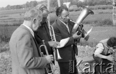1975, Krupe, woj. Lublin, Polska
Otwarcie remizy Ochotniczej Straży Pożarnej, próba orkiestry.
Fot. Jarosław Tarań, zbiory Ośrodka KARTA [75-250]
 
