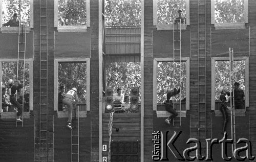 1975, Opole, Polska
Zawody strażackie, zawodnicy wspinają się do okien.
Fot. Jarosław Tarań, zbiory Ośrodka KARTA [75-251]
 
