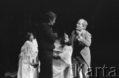 9.10.1975, Warszawa, Polska.
Wojciech Pszoniak i Bronisław Pawlik na scenie.
Fot. Jarosław Tarań, zbiory Ośrodka KARTA [75-273]
 
