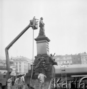 2.10.1975, Kraków, Polska
Mycie pomnika Adama Mickiewicza.
Fot. Jarosław Tarań, zbiory Ośrodka KARTA [75-311]
 
