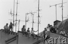 1975, Szczecin, Polska
Wały Chrobrego, parada żaglowców, widzowie na dachach okolicznych domów.
Fot. Jarosław Tarań, zbiory Ośrodka KARTA [75-243]
 
