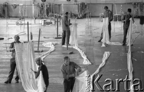 1975, Świnoujście, Polska
Wytwórnia Sprzętu Rybackiego, produkcja sieci.
Fot. Jarosław Tarań, zbiory Ośrodka KARTA [75-242]
 
