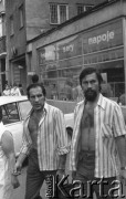 9.07.1975, Warszawa, Polska.
Dwa mężczyźni w pasiastych koszulach.
Fot. Jarosław Tarań, zbiory Ośrodka KARTA [75-246]
 
