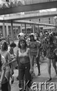 9.07.1975, Warszawa, Polska.
Pasaż Wiecha, dziewczyny.
Fot. Jarosław Tarań, zbiory Ośrodka KARTA [75-246]
 
