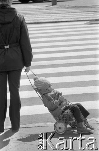 14.04.1975, Warszawa, Polska.
Ulica Marszakowska, przejście dla pieszych, dziecko w wózku.
Fot. Jarosław Tarań, zbiory Ośrodka KARTA [75-275]
 
