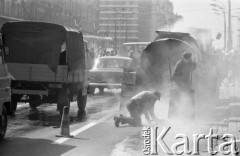 14.04.1975, Warszawa, Polska.
Ulica Marszałkowska, roboty drogowe, asfaltowanie.
Fot. Jarosław Tarań, zbiory Ośrodka KARTA [75-275]
 
