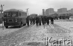 23.10.1975, Chełm, Polska
Dworzec autobusowy, pasażerowie.
Fot. Jarosław Tarań, zbiory Ośrodka KARTA [75-303]
 
