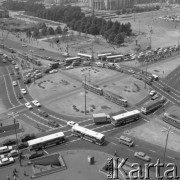 17.07.1975, Warszawa, Polska.
Rondo na skrzyżowaniu Alej Jerozolimskich i Marszałkowskiej.
Fot. Jarosław Tarań, zbiory Ośrodka KARTA [75-306]
 
